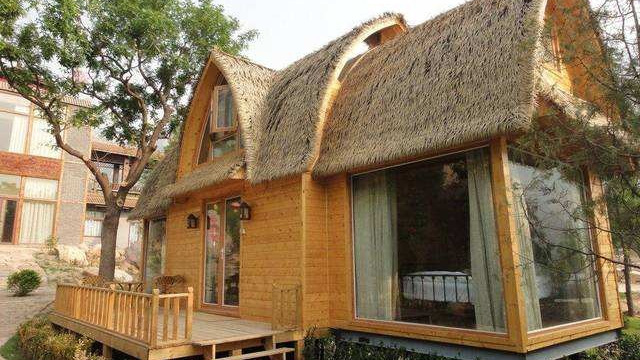 What are the advantages of using simulated thatch?